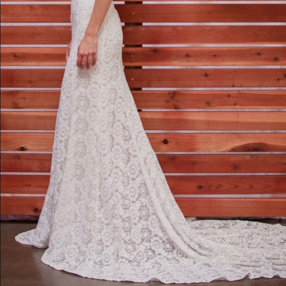 Dreamers and Lovers Nellia Lace Gown - Picture 4 of 8